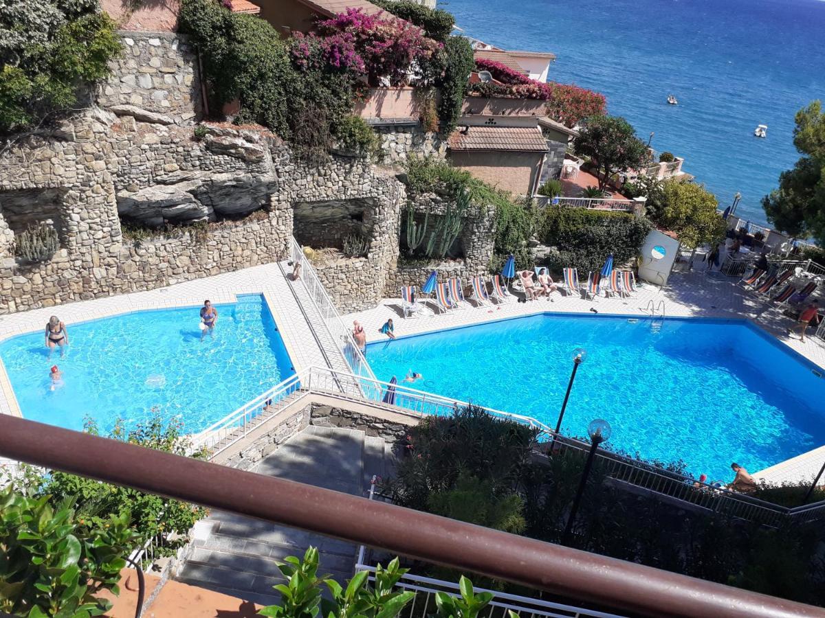 Conca Verde: Beachfront Villas with Private Jacuzzis Andora Exterior photo